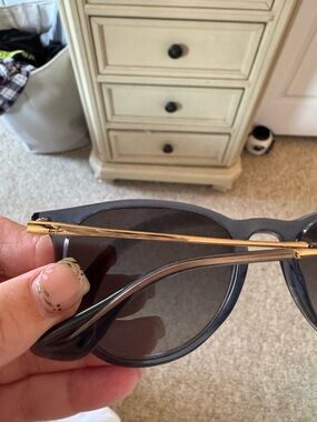 Ray-Ban Erika round polarized blue & Gold Women's Sunglasses - Sleek Round Frame